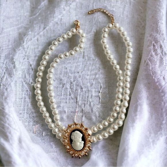 Choker Pearl Necklace with a Cameo - Picture 2 of 3